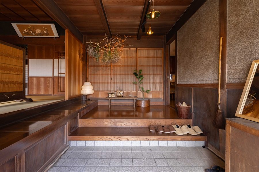 土間の玄関。天井に沿わせた枝もの。