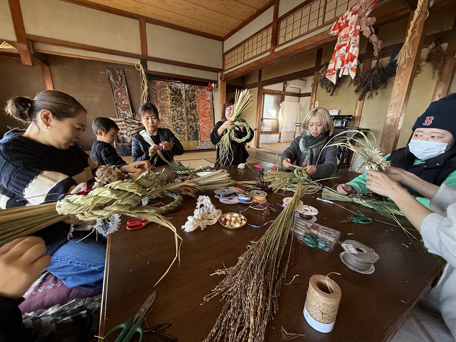 古民家の座敷で開かれたしめ縄づくりの様子。